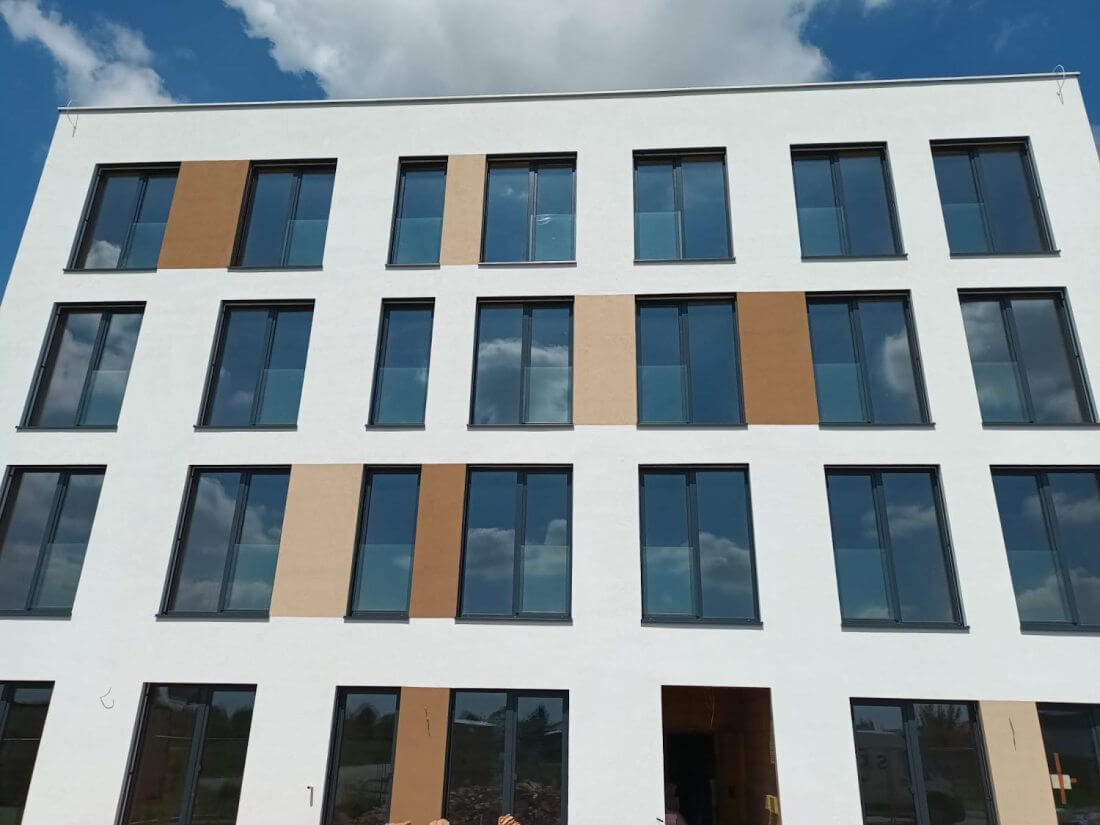 Francúzske okná v business budove od Sklofix