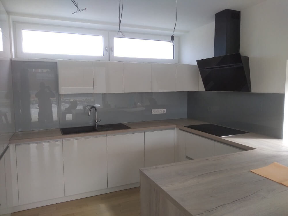 šedá lesklá kuchynská zástena z realizácií od sklenárstva Sklofix
